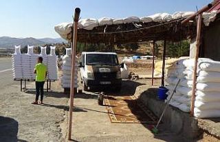 Asırlardır kayalardan elde ettikleri tuzla geçimlerini...