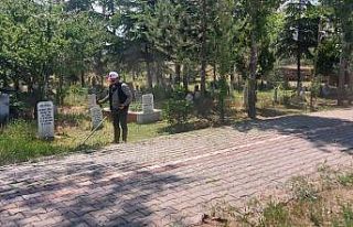Aslanapa’da mezarlık temizliği