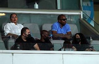 Atiba Hutchinson tribünde