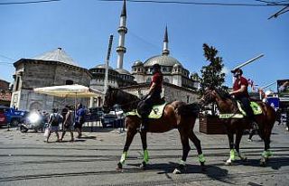 Atlı polislere vatandaş ve turistlerden yoğun ilgi