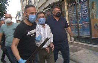 Av tüfekli yaşlı adam aracını çektirmemek için...