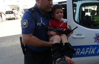 Ayağı traktörün çamurluğuna sıkışan çocuğu...