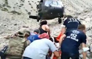 Ayı saldırması sonucu yaralanan turist askeri helikopterle...