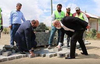 Aziziye Kaymakamı ile Belediye Başkanı parke taşı...