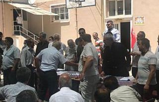 Baba ve oğulun yarıştığı seçimde üyeler birbirine...