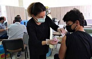 Babalar telefonla onayladı, gençler okulda aşı...