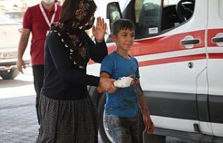 Babasına kurban kesmek için yardım eden çocuk...