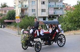 Babasının yaptığı elektrikli faytonla dünya...