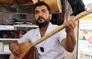 Bağlama ustası yanık sesiyle dinleyenleri mest...