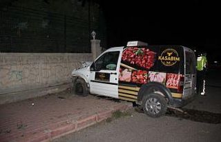 Bahçe duvarına çarpan hafif ticari aracın sürücüsü...