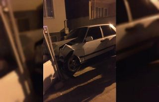 Bahçe duvarına çarpan sürücü, arkasına bakmadan...