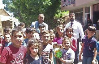 Bahçesaraylı çocuklara bayram kıyafeti ve oyuncak...