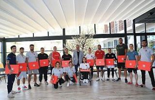 Bakan Kasapoğlu, olimpiyatlara hazırlanan sporcuları...
