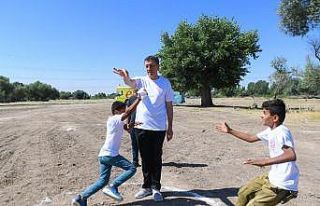 Bakan Selçuk ‘Mobil Okul’da çocuklarla masal...