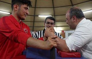 Bakan Varank, Avrupa şampiyonu milli sporcu ile bilek...