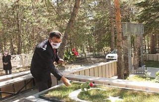 Bakan Yardımcısı Kaymakçı, şehitliğini ziyaret...