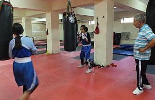 Balıkesirli kızlar Sakarya’da madalya için ter...