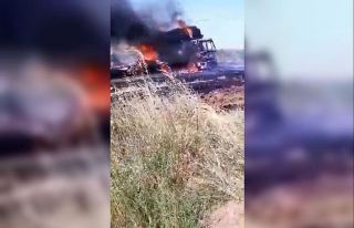 Balya yüklü kamyondaki yangın tarlayı da kül...