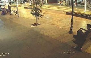 Bankın üzerindeki el çantasını çalmak için...