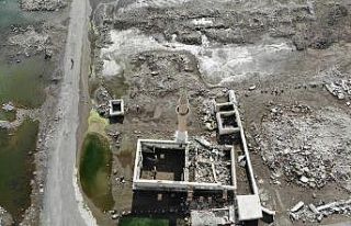 Baraj suları çekildi, cami ve okul ortaya çıktı