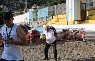 Barış Plajı’nda deniz voleybolu start aldı