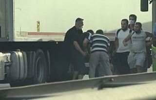 Bariyerlere sıkışan otomobilden çıkıp tır sürücüsüne...