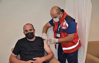 Başhekim Domaç 25 kişinin aşısını kendisi yaptı
