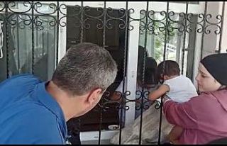 Başı demir parmaklıklara sıkışan afacanı itfaiye...