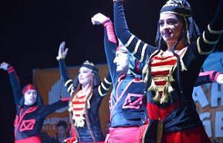 Başiskele sahili Kafkas dans gösterileriyle coştu