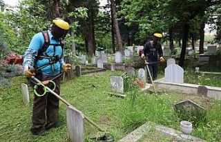 Başiskele’de mezarlıklar bayrama hazır