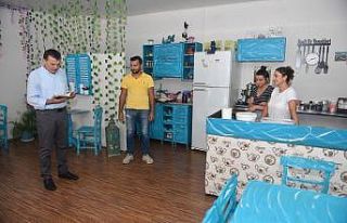 Başka Özyiğit, esnafla buluştu