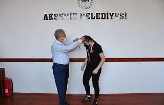 Başkan Akkaya’dan başarılı sporcuya hediye
