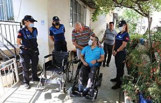 Başkan Atay’dan yürüme engelli Aktaş’a akülü...