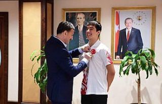 Başkan Bahadır dünya şampiyonu Emir Yiğit’i...
