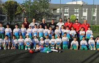 Başkan Bilgin’den minik futbolculara ziyaret