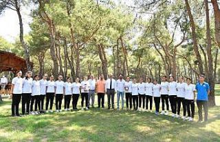 Başkan Esen, şampiyon hentbol takımıyla bir araya...