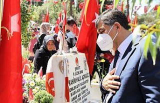 Başkan Fadıloğlu şehitleri mezarı başında andı
