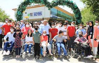 Başkan Güder, özel gereksinimli bireyler ve aileleriyle...