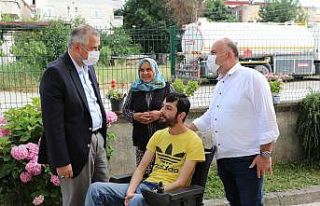 Başkan Hamit Kılıç’tan akülü tekerlekli sandalye...