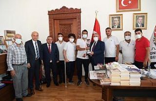 Başkan Mahçiçek’ten ampute sporculara malzeme...