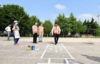 Başkan okulu boyadı, çocuklarla seksek oynadı