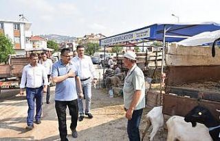 Başkan Öz hayvan pazarını ziyaret etti