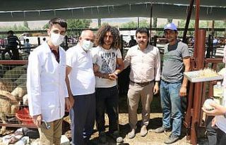 Başkan Öztürk’ten kurban pazarı ziyareti