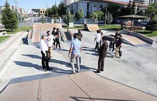 Başkan Palancıoğlu’ndan kaykaycı gençlere parkur...