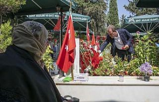 Başkan Seçer, şehitlikte şehit aileleriyle bir...