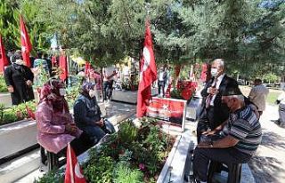 Başkan Tahmazoğlu 15 Temmuz’da şehitliği ziyaret...