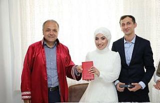 Başkan Üçok, genç çiftin nikahını evde kıydı