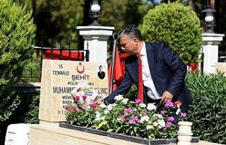 Başkan Uysal, şehit kabirlerini ziyaret edip çiçek...