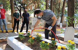 Başkan Yücel’den şehit kabirlerine ziyaret