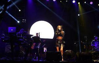 Başkent, Derya Uluğ ile coştu